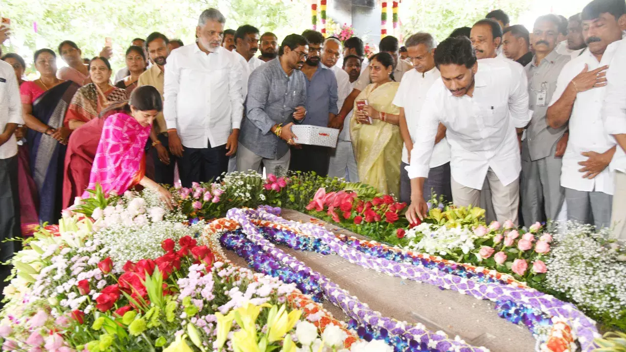 YSR की 17वीं पुण्यतिथि: जगन और शर्मिला ने दी श्रद्धांजलि YSR की 17वीं पुण्यतिथि: जगन और शर्मिला ने दी श्रद्धांजलि