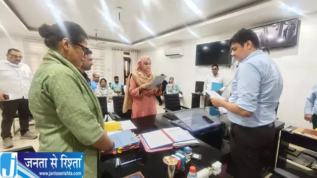 डीएम ने हया को सौंपा नागरिकता प्रमाण पत्र डीएम ने हया को सौंपा नागरिकता प्रमाण पत्र