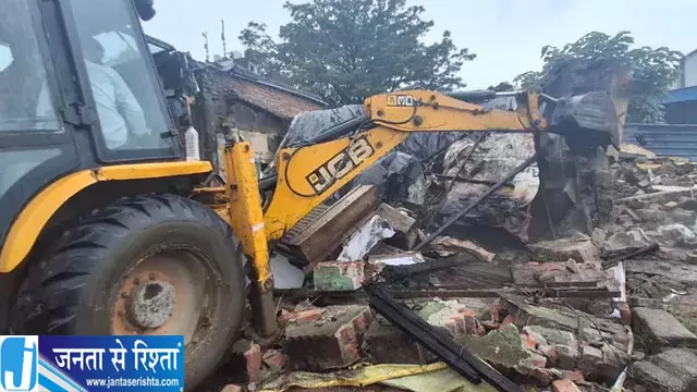 रोडवेज परिसर के बाहर चला बुलडोजर रोडवेज परिसर के बाहर चला बुलडोजर
