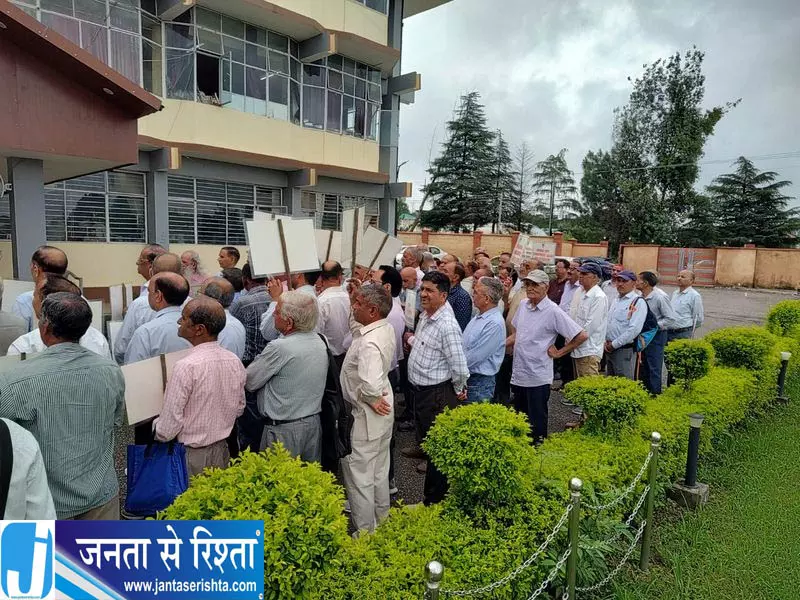 Palampur कृषि विश्वविद्यालय के 250 पेंशनरों का धरना Palampur कृषि विश्वविद्यालय के 250 पेंशनरों का धरना