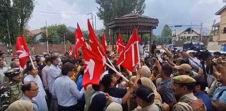 श्रीनगर में एनसी और भाजपा का आमने-सामने विरोध प्रदर्शन, पुलिस ने दोनों दलों के मार्च को रोका श्रीनगर में एनसी और भाजपा का आमने-सामने विरोध प्रदर्शन, पुलिस ने दोनों दलों के मार्च को रोका