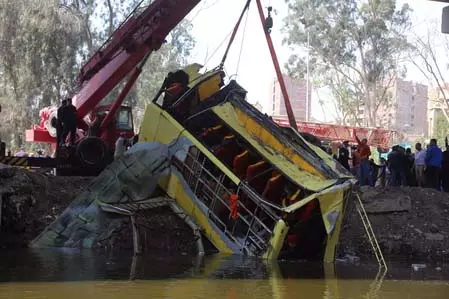 मिस्र में पलटी बस, 16 की मौत और 28 घायल मिस्र में पलटी बस, 16 की मौत और 28 घायल