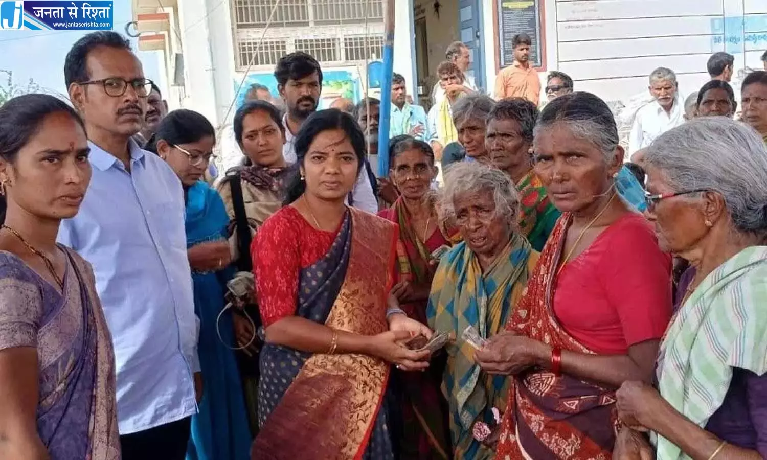Andhra: विस्थापित परिवारों को पेंशन बांटी गई Andhra: विस्थापित परिवारों को पेंशन बांटी गई