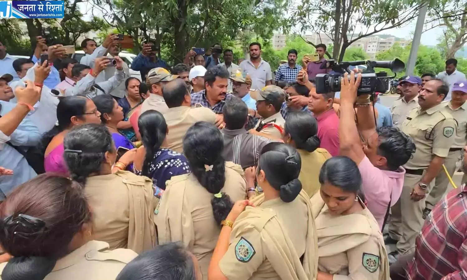Andhra: मारिकावलसा गुरुकुल स्कूल को लेकर आदिवासी छात्र राजनीतिक विवाद में फंस गए Andhra: मारिकावलसा गुरुकुल स्कूल को लेकर आदिवासी छात्र राजनीतिक विवाद में फंस गए