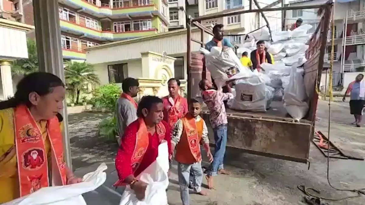 नेपाल त्रासदी पीड़ितों की मदद को आगे आए बागेश्वर बाबा, चार ट्रकों में भेजी राहत सामग्री नेपाल त्रासदी पीड़ितों की मदद को आगे आए बागेश्वर बाबा, चार ट्रकों में भेजी राहत सामग्री