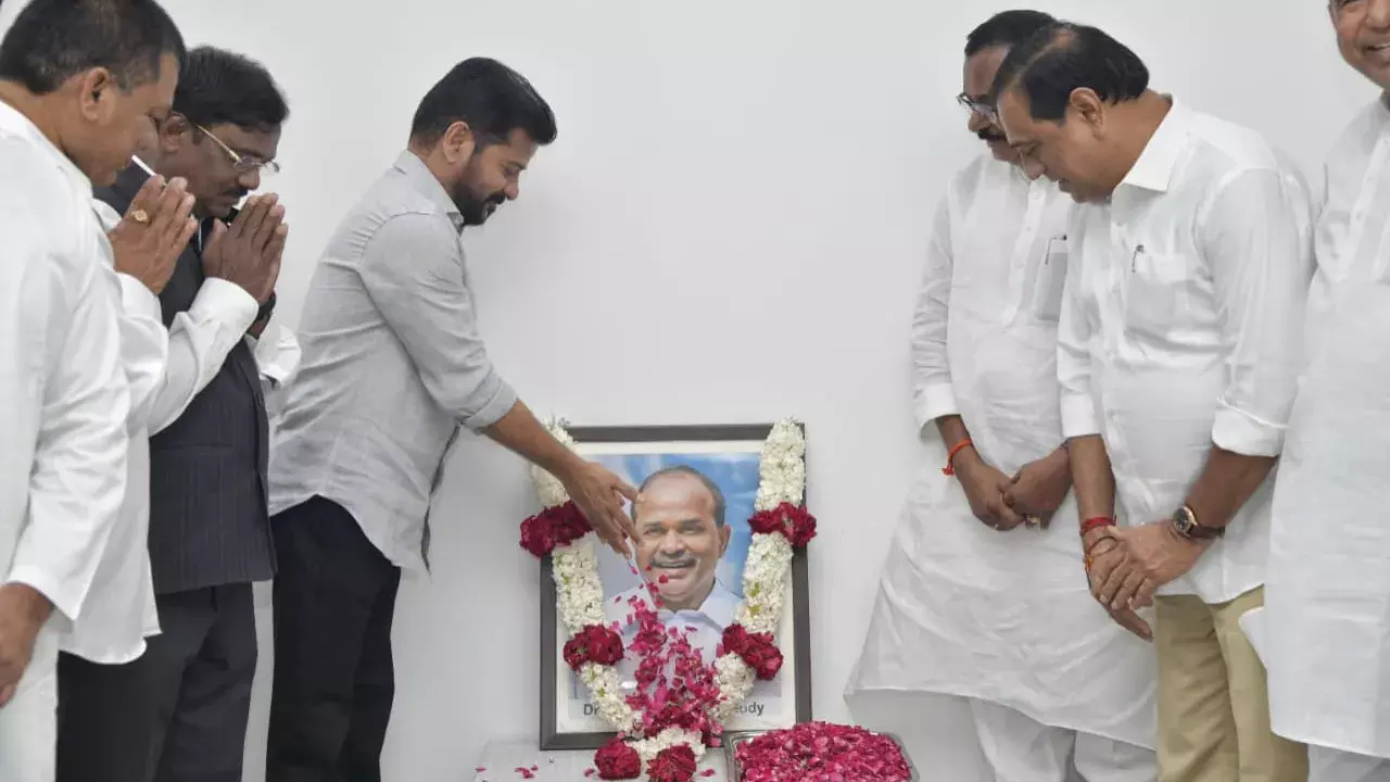 तेलंगाना CM का बड़ा बयान: जनता के दिलों में बसे हैं YSR तेलंगाना CM का बड़ा बयान: जनता के दिलों में बसे हैं YSR
