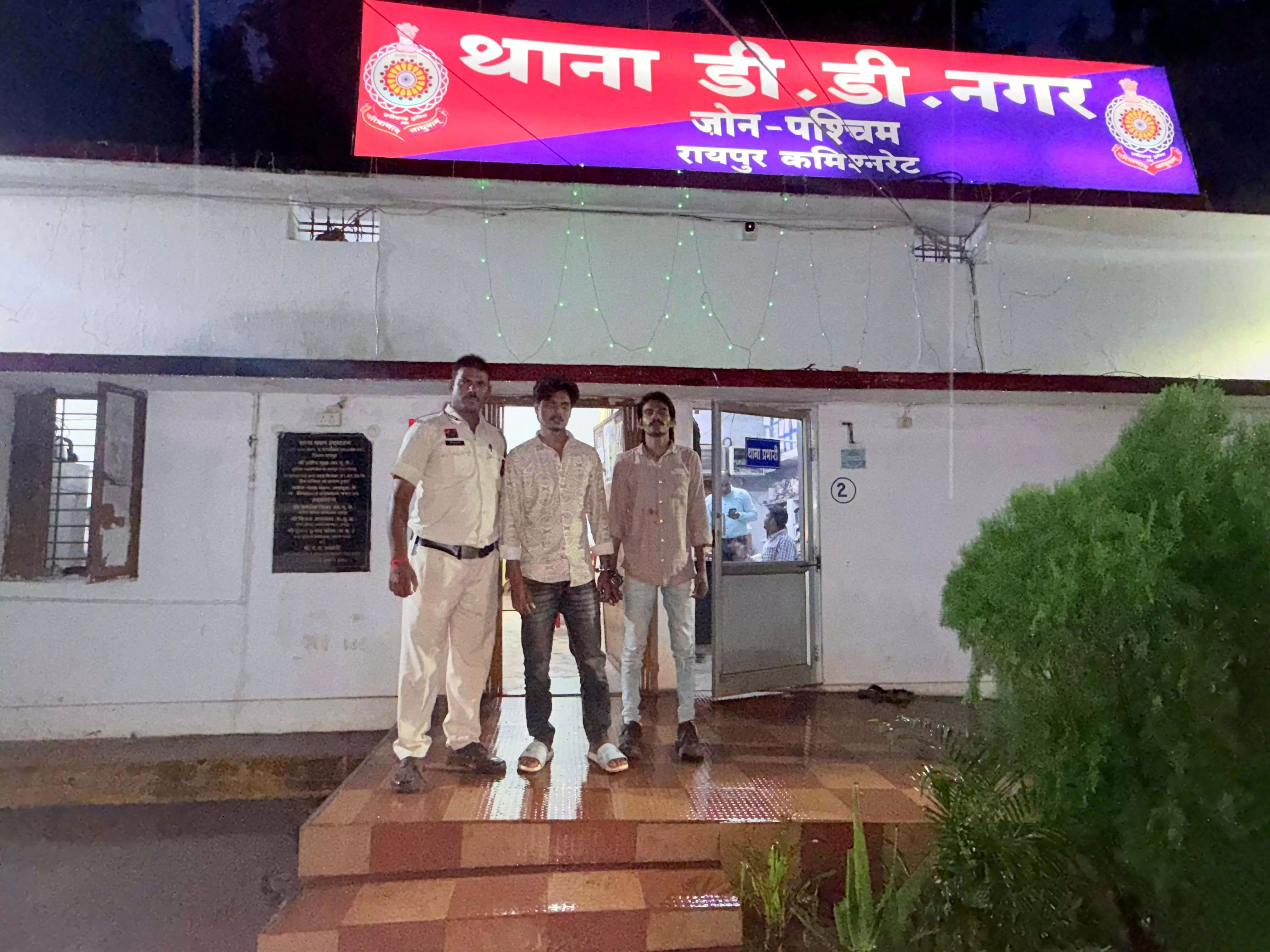 रायपुर में चाकू लहराकर लोगों को धमका रहे दो युवक गिरफ्तार रायपुर में चाकू लहराकर लोगों को धमका रहे दो युवक गिरफ्तार