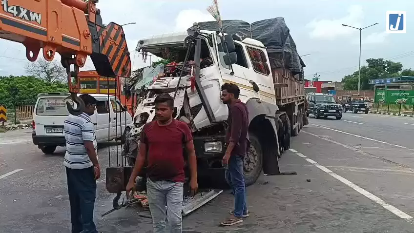 एक झटके में मची चीख-पुकार! रोडवेज बस और ट्रक की भीषण टक्कर; 20 यात्री घायल एक झटके में मची चीख-पुकार! रोडवेज बस और ट्रक की भीषण टक्कर; 20 यात्री घायल