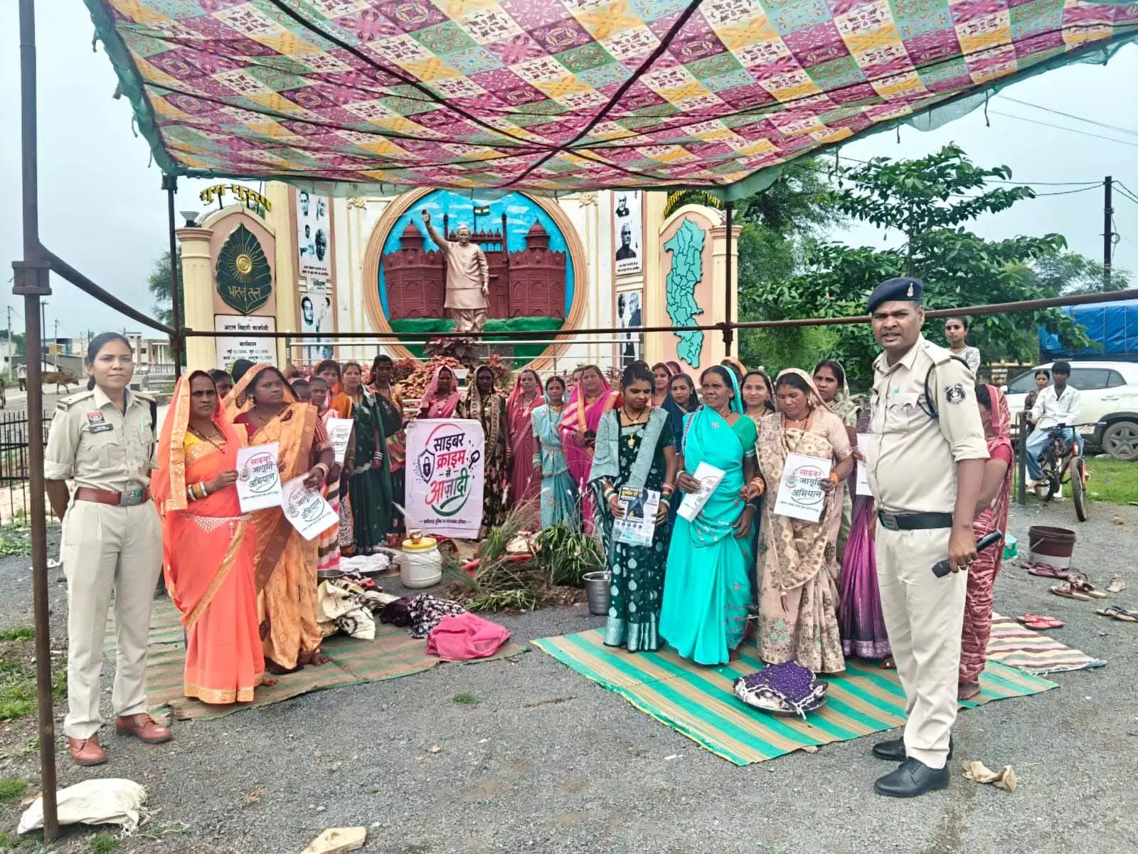 खमरछठ पूजा के अवसर पर महिलाओं को साइबर अपराध से बचाव के लिए किया गया जागरूक खमरछठ पूजा के अवसर पर महिलाओं को साइबर अपराध से बचाव के लिए किया गया जागरूक