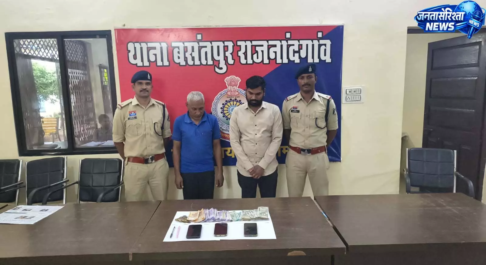 मोबाइल से सट्टा पट्टी लिख रहे दो सटोरिए गिरफ्तार मोबाइल से सट्टा पट्टी लिख रहे दो सटोरिए गिरफ्तार