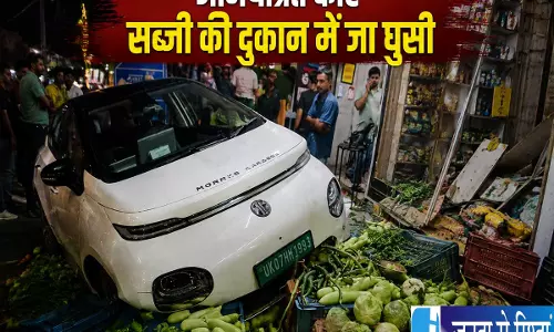 कैंट रोड पर बड़ा हादसा तेज रफ्तार कार का बिगड़ा संतुलन सब्जी की दुकान में जा घुसी