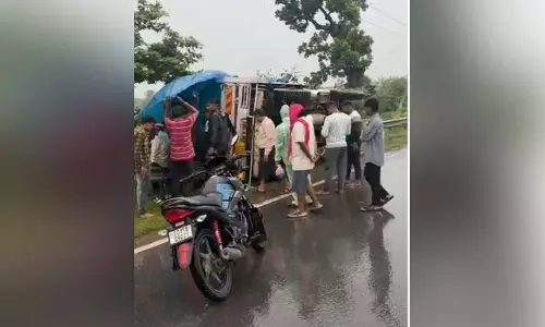 श्रद्धालुओं से भरी पिकअप वाहन हादसे का शिकार, VIDEO श्रद्धालुओं से भरी पिकअप वाहन हादसे का शिकार, VIDEO