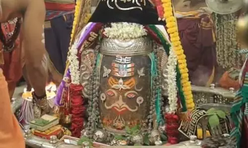 वैष्णव तिलक और बेल पत्रों से सजे बाबा महाकाल, भस्म आरती में उमड़ा श्रद्धालुओं का सैलाब वैष्णव तिलक और बेल पत्रों से सजे बाबा महाकाल, भस्म आरती में उमड़ा श्रद्धालुओं का सैलाब