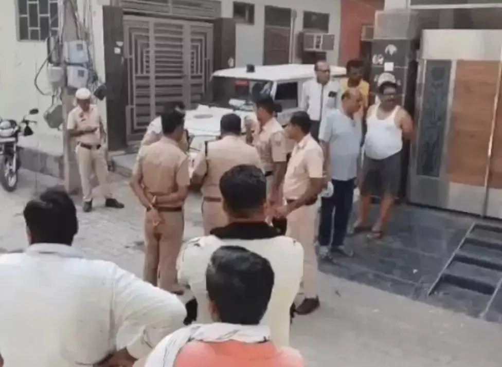 Sirsa: सिरसा में कूड़ा गाड़ी चालक को जबरन नीचे खींचकर पीटा, वाहन में तोड़फोड़ Sirsa: सिरसा में कूड़ा गाड़ी चालक को जबरन नीचे खींचकर पीटा, वाहन में तोड़फोड़