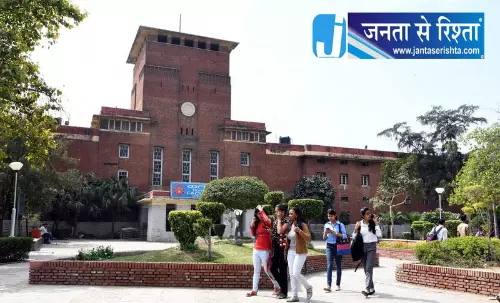 DUSU पोस्टर्स पर DU प्रॉक्टर की चेतावनी DUSU पोस्टर्स पर DU प्रॉक्टर की चेतावनी