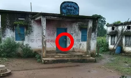 कई दिनों से बंद पड़ा सरकारी स्कूल कई दिनों से बंद पड़ा सरकारी स्कूल