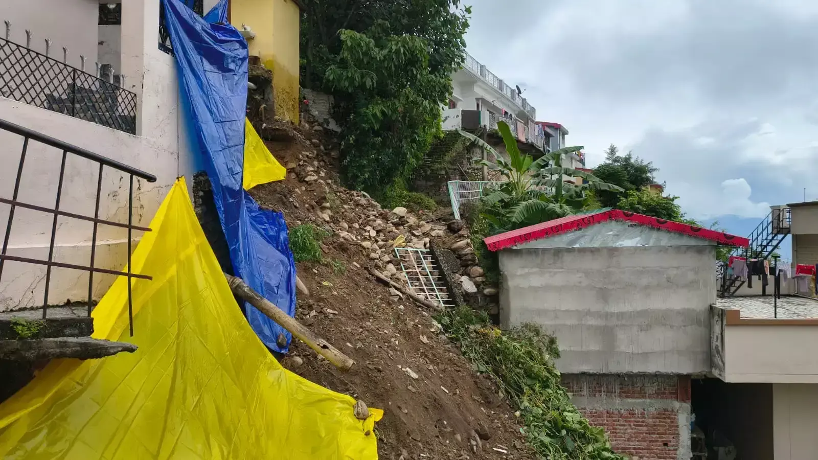 New Tehri: लगातार बारिश के बीच बौराड़ी में गिरा पुश्ता, कई मकानों पर मंडराया खतरा New Tehri: लगातार बारिश के बीच बौराड़ी में गिरा पुश्ता, कई मकानों पर मंडराया खतरा