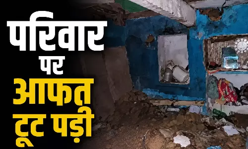 बारिश में दो मंजिला कच्चे मकान की छत गिरी; मां-बेटे की मौत, पति और दो बेटियां घायल बारिश में दो मंजिला कच्चे मकान की छत गिरी; मां-बेटे की मौत, पति और दो बेटियां घायल