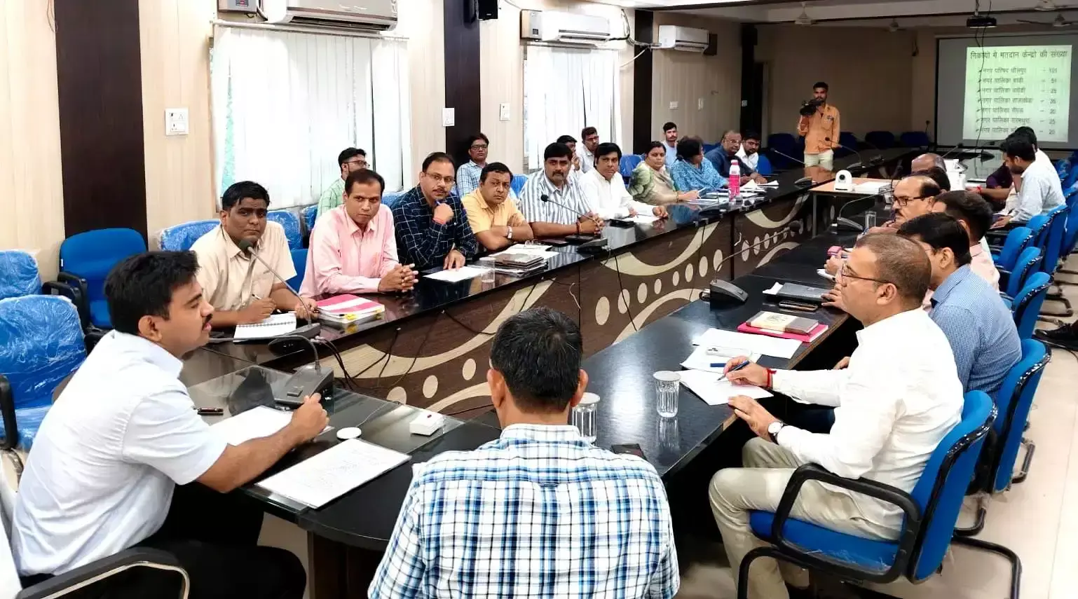 Dholpur: निकाय चुनाव में ईवीएम आवंटन की प्रक्रिया शुरू, प्रथम रैंडमाइजेशन संपन्न Dholpur: निकाय चुनाव में ईवीएम आवंटन की प्रक्रिया शुरू, प्रथम रैंडमाइजेशन संपन्न