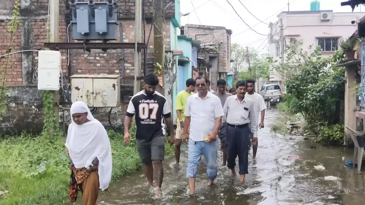 Hooghly: सप्तग्राम पंचायत में जलभराव की समस्या बरकरार, करीब 500 परिवार प्रभावित Hooghly: सप्तग्राम पंचायत में जलभराव की समस्या बरकरार, करीब 500 परिवार प्रभावित