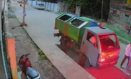 सड़क हादसे में बाल-बाल बचे RSS नेता अरविंद राव देशपांडे CCTV में कैद हुई घटना