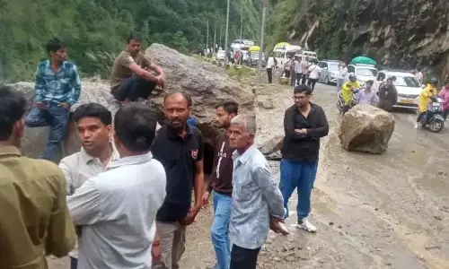 Uttarkashi: हाईवे बंद होने से जगह-जगह फंसे यात्री, चार स्थानों पर प्रभावित रही आवाजाही