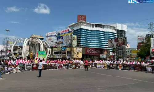Telangana: कांग्रेस के 420 वादों और छह गारंटियों को लेकर BRS ने विरोध प्रदर्शन किया Telangana: कांग्रेस के 420 वादों और छह गारंटियों को लेकर BRS ने विरोध प्रदर्शन किया