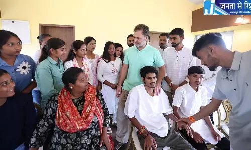 आदिवासी छात्रों से मिले राहुल गांधी