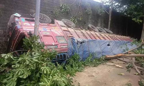 शमशाबाद में ORR से सीमेंट की बोरियां ले जा रहा ट्रक नीचे गिरा; ड्राइवर घायल शमशाबाद में ORR से सीमेंट की बोरियां ले जा रहा ट्रक नीचे गिरा; ड्राइवर घायल