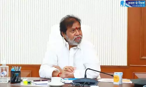 क्लोरोक्विन से बीमार हुए 52 लोगों की जान बचाने के लिए राजनरसिम्हा ने भद्राचलम के डॉक्टरों की तारीफ़ की क्लोरोक्विन से बीमार हुए 52 लोगों की जान बचाने के लिए राजनरसिम्हा ने भद्राचलम के डॉक्टरों की तारीफ़ की