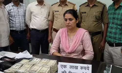 एक लाख की रिश्वत लेते पटवारी गिरफ्तार एक लाख की रिश्वत लेते पटवारी गिरफ्तार