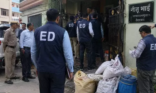Telangana: ED ने नानकरामगुडा में गांजा सप्लायर नीतू भाई के घर पर छापेमारी की Telangana: ED ने नानकरामगुडा में गांजा सप्लायर नीतू भाई के घर पर छापेमारी की