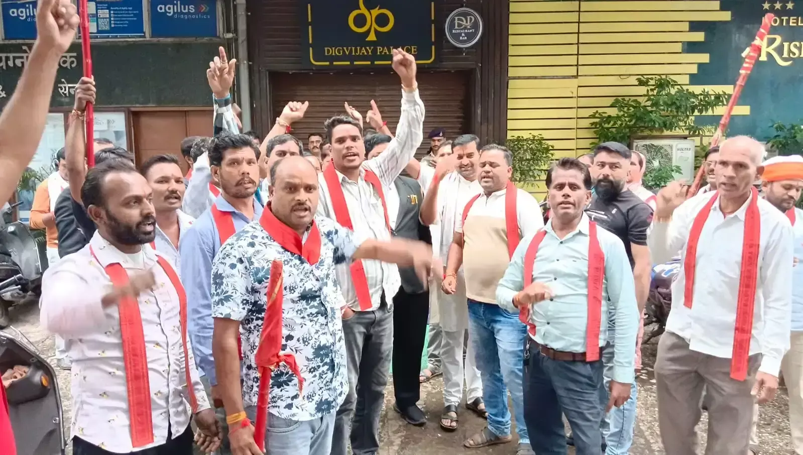 Jabalpur: ऋषि रीजेंसी में अवैध शराब कारोबार का आरोप, वीडियो बनाने वाले कार्यकर्ता से मारपीट का दावा Jabalpur: ऋषि रीजेंसी में अवैध शराब कारोबार का आरोप, वीडियो बनाने वाले कार्यकर्ता से मारपीट का दावा