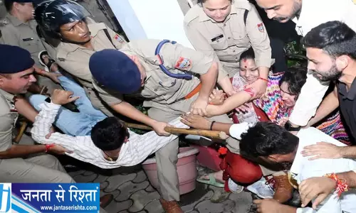 राहुल गांधी केस वापसी की मांग को लेकर यूथ कांग्रेस का मशाल जुलूस पुलिस से झड़प राहुल गांधी केस वापसी की मांग को लेकर यूथ कांग्रेस का मशाल जुलूस पुलिस से झड़प