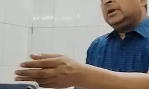 रिश्वत लेते कैमरे में कैद हुए डॉक्टर, मेडिकल सर्टिफिकेट के लिए रिश्वतखोरी