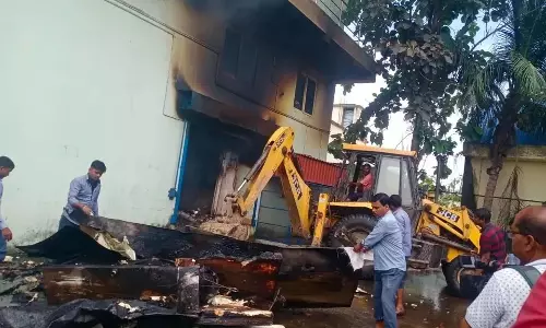 वेयरहाउस में आग से मची अफरा तफरी वेयरहाउस में आग से मची अफरा तफरी