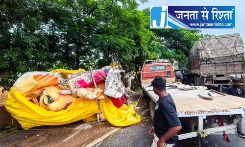 गजवेल के पास हादसे में गणेश प्रतिमा क्षतिग्रस्त गजवेल के पास हादसे में गणेश प्रतिमा क्षतिग्रस्त