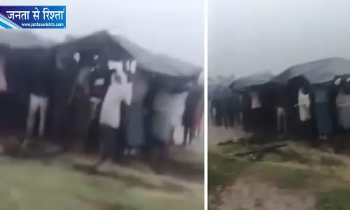 बारिश में प्लास्टिक शीट के नीचे अंतिम संस्कार बारिश में प्लास्टिक शीट के नीचे अंतिम संस्कार
