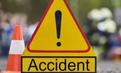 ओवरटेक के प्रयास में बाइक ट्रक से टकराई युवती की मौत हादसे के बाद मचा हड़कंप