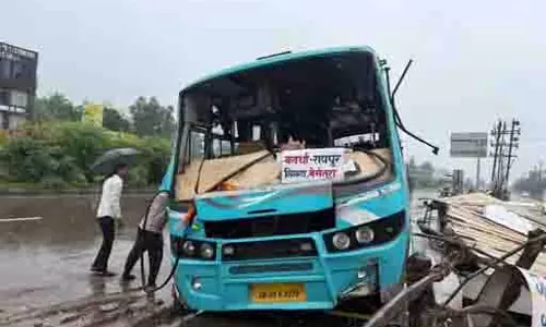 रायपुर रिंग रोड पर बाल-बाल बचे यात्री, Bus स्टॉप में जा घुसी बस रायपुर रिंग रोड पर बाल-बाल बचे यात्री, Bus स्टॉप में जा घुसी बस