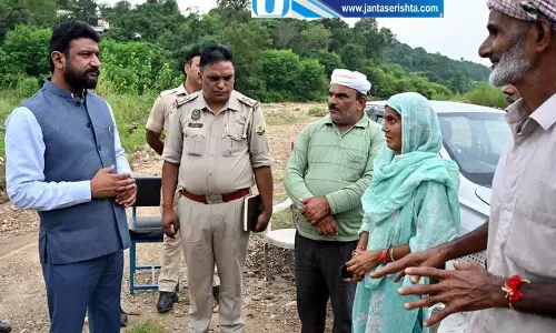 नूरपुर में उत्पीड़ित परिवार से मिले आयोग सदस्य नूरपुर में उत्पीड़ित परिवार से मिले आयोग सदस्य