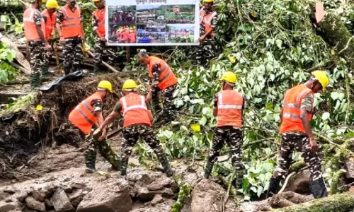 पहाड़ी रास्ते पर आफत भूस्खलन से पेलिंग युक्सोम रोड बाधित