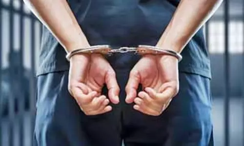 आंध्र प्रदेश: एसीबी ने तलाशी के बाद टीटीडी के उप कार्यकारी अधिकारी को किया गिरफ्तार आंध्र प्रदेश: एसीबी ने तलाशी के बाद टीटीडी के उप कार्यकारी अधिकारी को किया गिरफ्तार