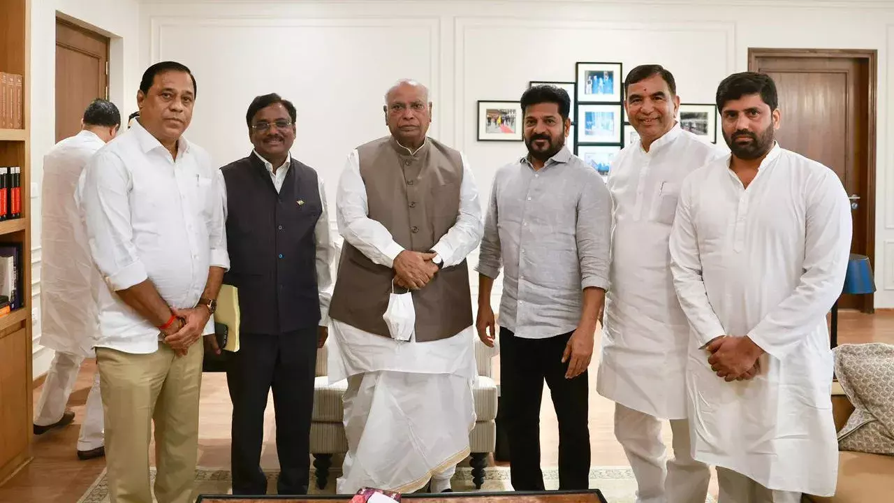 कोंडा सुरेखा के भविष्य पर संशय: कांग्रेस आलाकमान कर रहा मंथन कोंडा सुरेखा के भविष्य पर संशय: कांग्रेस आलाकमान कर रहा मंथन