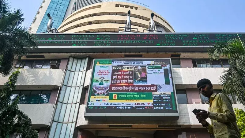 सेंसेक्स में 417 अंकों की गिरावट, संभला रुपया सेंसेक्स में 417 अंकों की गिरावट, संभला रुपया