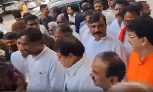 तेलंगाना सचिवालय के बाहर प्रदर्शन के दौरान भाजपा प्रदेश अध्यक्ष रामचंदर राव हिरासत में लिए गए