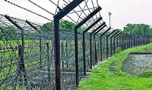 Tripura: बांग्लादेश सीमा पर 805 किमी लगी बाड़, 50 किमी काम बाकी Tripura: बांग्लादेश सीमा पर 805 किमी लगी बाड़, 50 किमी काम बाकी