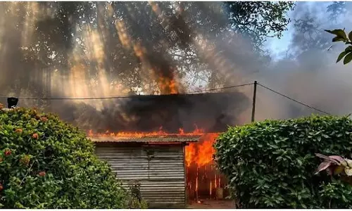 कांगपोकपी के टिपोरम गांव में 25 और घर जलाए गए कांगपोकपी के टिपोरम गांव में 25 और घर जलाए गए
