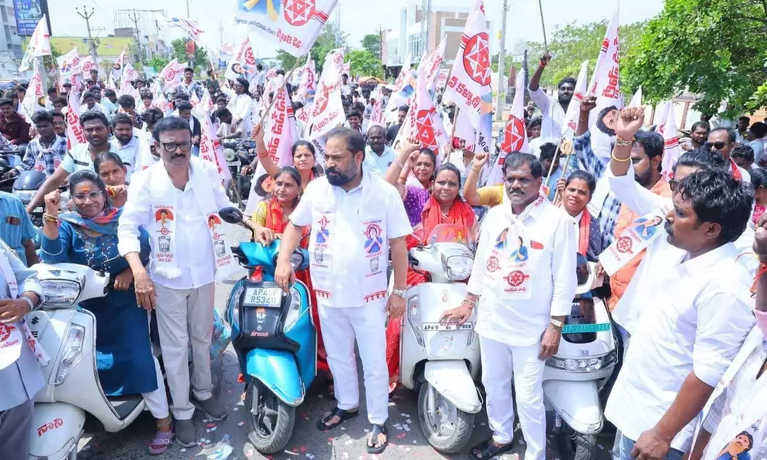 Andhra: पवन कल्याण के जन्मदिन पर बाइक रैली निकाली गई