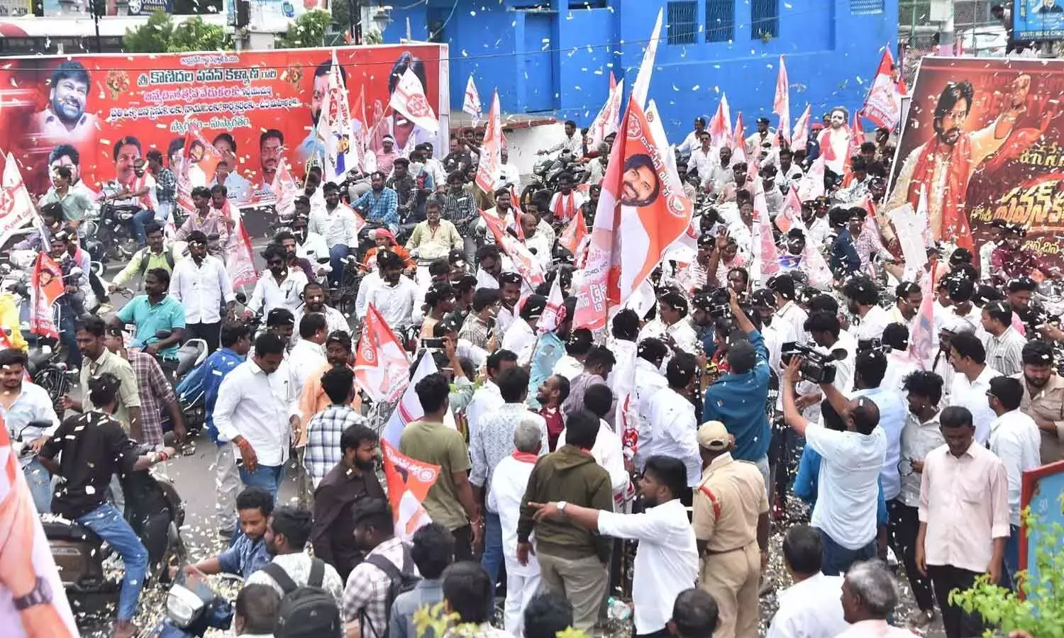 Andhra: 5,000 युवाओं ने बाइक रैली में हिस्सा लिया Andhra: 5,000 युवाओं ने बाइक रैली में हिस्सा लिया